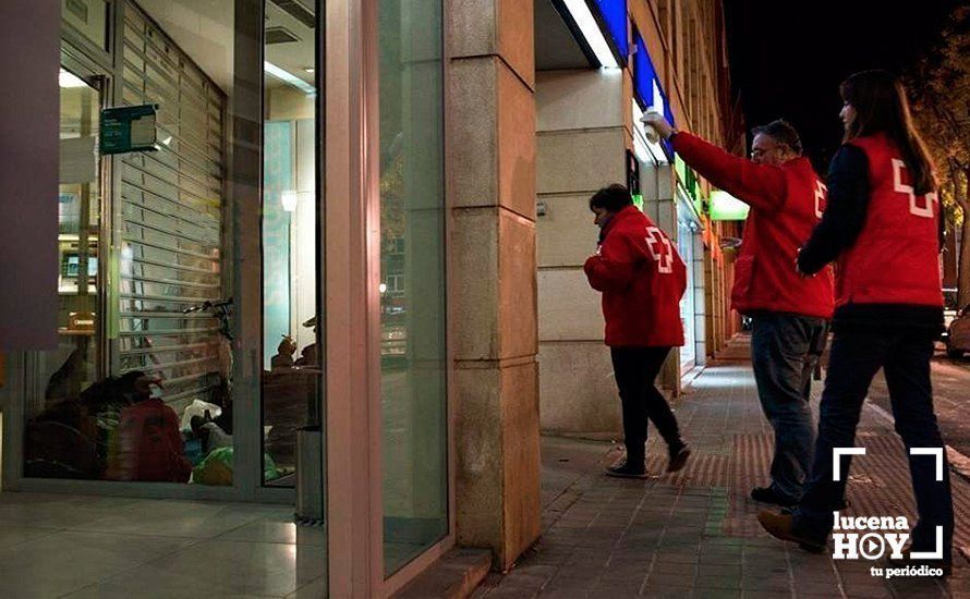 Voluntarios de Cruz Roja atienden a personas refugiadas del frío en un cajero de un banco: Foto: Archivo Cruz Roja Voluntarios de Cruz Roja atienden a personas refugiadas del frío en un cajero de un banco: Foto: Archivo Cruz Roja
