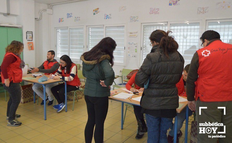 Reparto de material en un centro educativo por parte de voluntarios de Cruz Roja Reparto de material en un centro educativo por parte de voluntarios de Cruz Roja