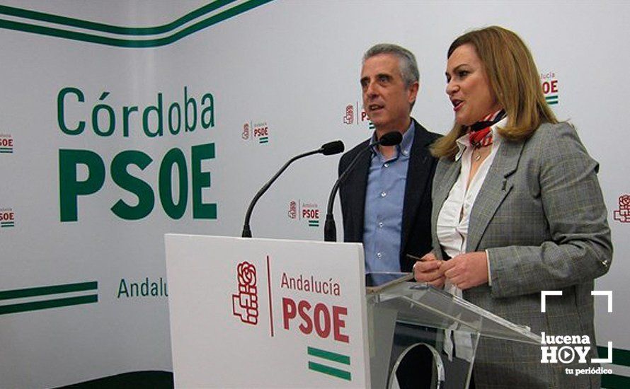 Juan Pérez y María Jesús Serrano durante la presentación de la moción que llevará el PSOE a todos los ayuntamientos andaluces Juan Pérez y María Jesús Serrano durante la presentación de la moción que llevará el PSOE a todos los ayuntamientos andaluces