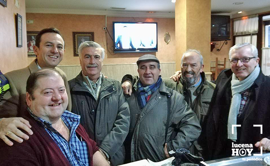 Valerio Lara, a la izquierda, junto a algunos clientes del Bar Fanegas premiados. Valerio Lara, a la izquierda, junto a algunos clientes del Bar Fanegas premiados.