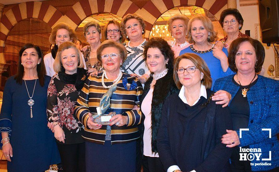 Teresa Ruiz Canela junto a varias componentes de Mujeres en Igualdad con el trofeo otorgado por la Cofradía del Valle Teresa Ruiz Canela junto a varias componentes de Mujeres en Igualdad con el trofeo otorgado por la Cofradía del Valle
