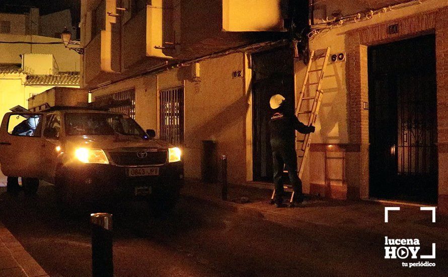 Operarios de la empresa de electricidad inspeccionan el lugar en el que se produjo el incendio Operarios de la empresa de electricidad inspeccionan el lugar en el que se produjo el incendio