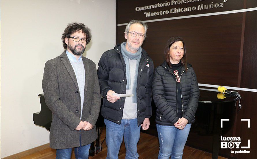 Araceli Moreno y Javier Delgado entregan el talón a Miguel Herrador, de la Fundación Acuarela de Barrios. Araceli Moreno y Javier Delgado entregan el talón a Miguel Herrador, de la Fundación Acuarela de Barrios.