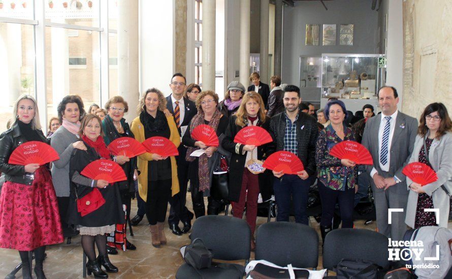 Representantes de las distintas asociaciones de mujeres, ponentes y representantes políticos en el Foro de Mujeres celebrado esta mañana Representantes de las distintas asociaciones de mujeres, ponentes y representantes políticos en el Foro de Mujeres celebrado esta mañana