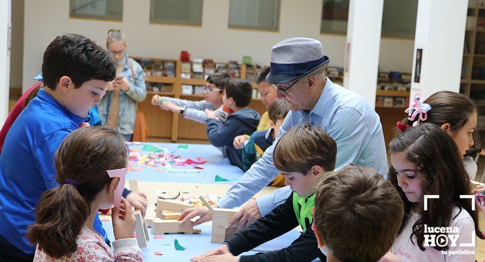 El artista en uno de sus talleres de creatividad con escolares lucentinos El artista en uno de sus talleres de creatividad con escolares lucentinos