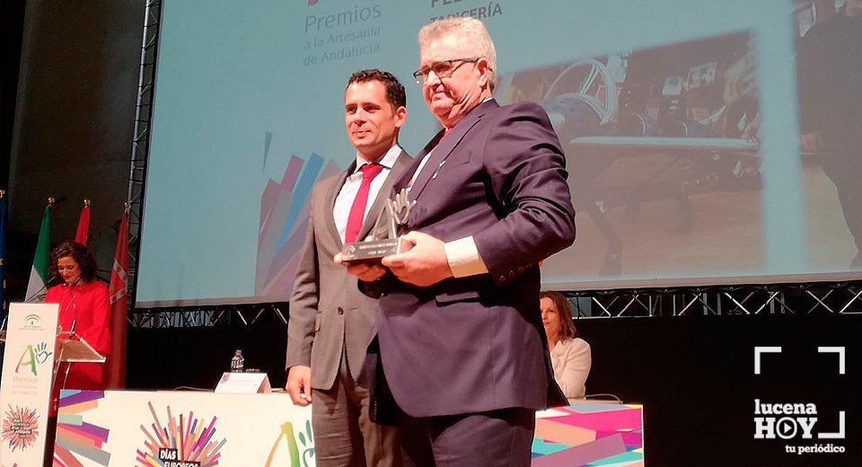 El artesano del sector de la tapicería Pedro Alejandro Budia Cabeza recibe su premio El artesano del sector de la tapicería Pedro Alejandro Budia Cabeza recibe su premio