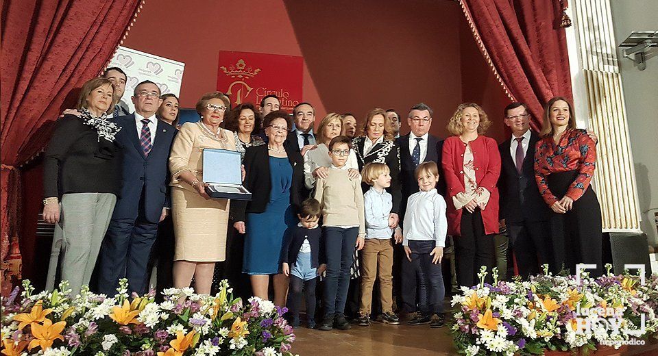 Carmen Tenllado, rodeada por su familia y componentes de Mujeres en Igualdad, asociación organizadora del acto Carmen Tenllado, rodeada por su familia y componentes de Mujeres en Igualdad, asociación organizadora del acto