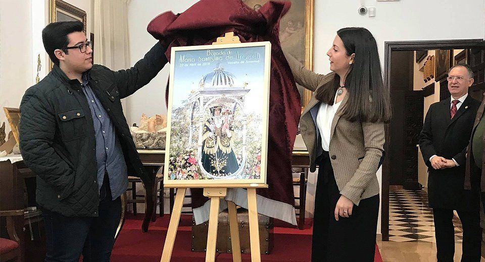 Araceli Henares y Jesús Cañete presentan el cartel de la Bajada de la Virgen. Foto: Vocalía de Juventud. Archicofradía de Mª Stma. de Araceli Araceli Henares y Jesús Cañete presentan el cartel de la Bajada de la Virgen. Foto: Vocalía de Juventud. Archicofradía de Mª Stma. de Araceli