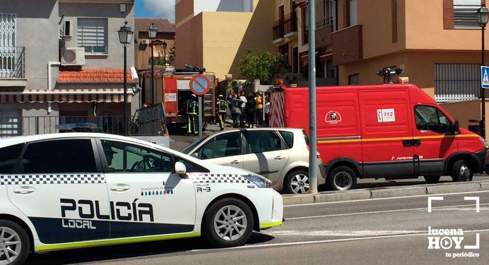 Efectivos de la policía local y bomberos junto a la vivienda que ha sufrido el incendio en la calle Maimónides Efectivos de la policía local y bomberos junto a la vivienda que ha sufrido el incendio en la calle Maimónides