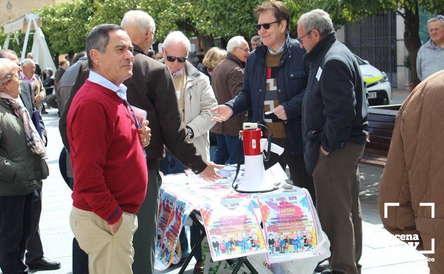 Los convocantes han recogido firmas en la Plaza Nueva Los convocantes han recogido firmas en la Plaza Nueva