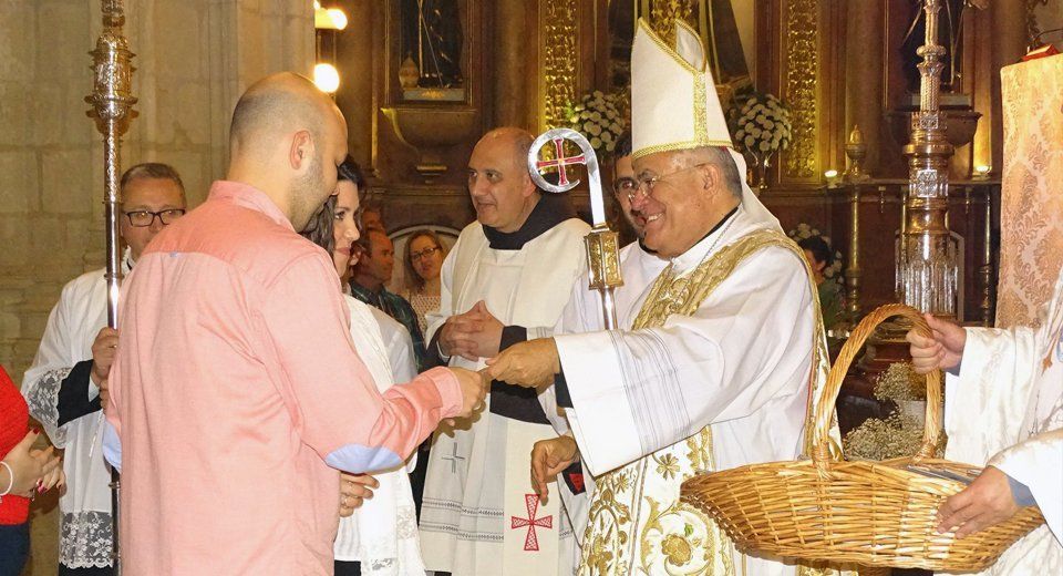 Al finalizar la eucaristía el Obispo entregó una fotografía de María Santísima de Araceli a los nuevos matrimonios. Foto: Real Archicofradía Mª Stma. de Araceli Al finalizar la eucaristía el Obispo entregó una fotografía de María Santísima de Araceli a los nuevos matrimonios. Foto: Real Archicofradía Mª Stma. de Araceli