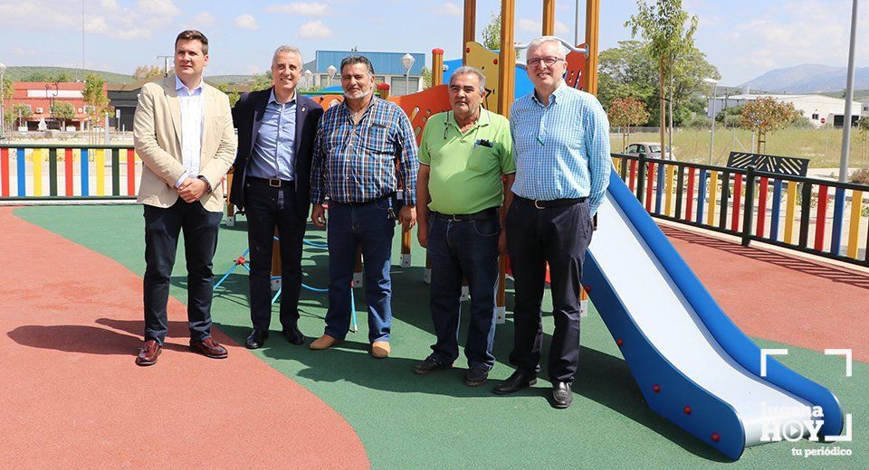 Miembros de la corporación municipal y representantes vecinales en la nueva zona infantil de El Zarpazo Miembros de la corporación municipal y representantes vecinales en la nueva zona infantil de El Zarpazo