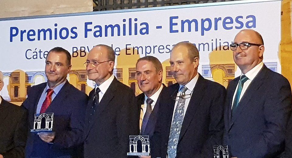 Joaquín López, presidente de Coreco, en el centro, junto a alcalde de Málaga y algunos de los galardonados. Joaquín López, presidente de Coreco, en el centro, junto a alcalde de Málaga y algunos de los galardonados.