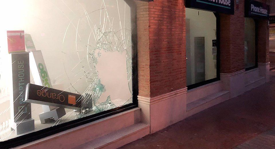 Estado en el que ha quedado el cristal exterior de la tienda por el que han entrado en la tienda Estado en el que ha quedado el cristal exterior de la tienda por el que han entrado en la tienda