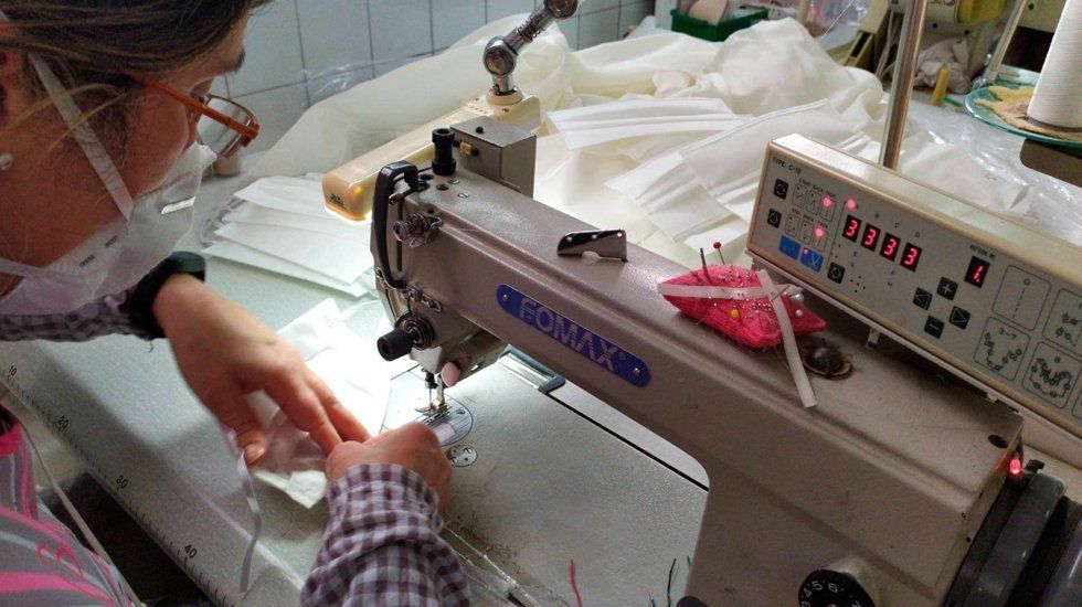 VÍDEO: Comienzan a repartirse en los comercios las primeras unidades de un paquete de 12.000 mascarillas que están confeccionando 50 voluntarias