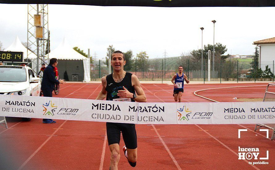 Javier Arcas y Fátima Ouhaddou se llevan una VII Media Maratón de Lucena marcada por el recuerdo a Manolo Lara