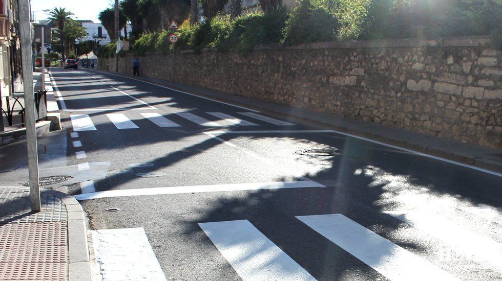 El Ayuntamiento destina 50.000 euros al repintado de marcas viales e instalación de bandas reductoras, semáforos y pasos cebra
