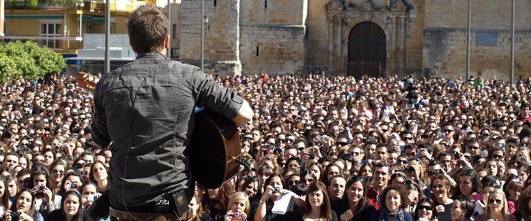Pablo Alborán reúne a más de tres mil almas en la Plaza Nueva