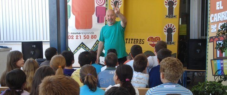Consumo informa a los escolares sobre los riesgos del móvil