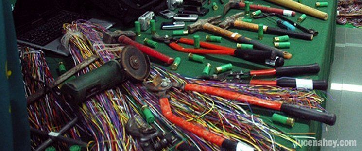 La policía de Cabra detiene a un vecino de Lucena robando cable