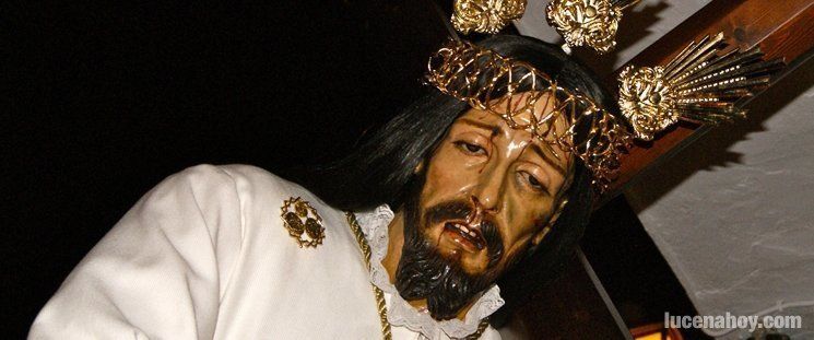 Numerosos devotos acompañan al Cristo del Amor en vía crucis