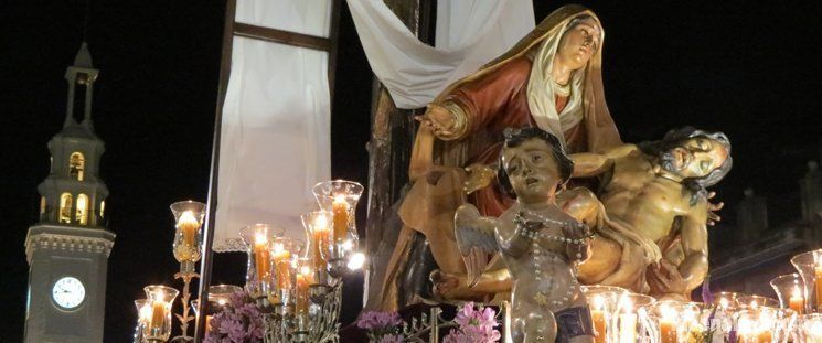 La lluvia hace un paréntesis a la Pasión Franciscana