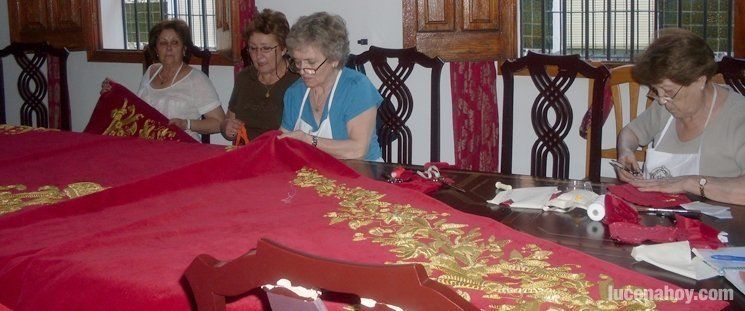 El taller de María realiza dos nuevos mantos para la Virgen