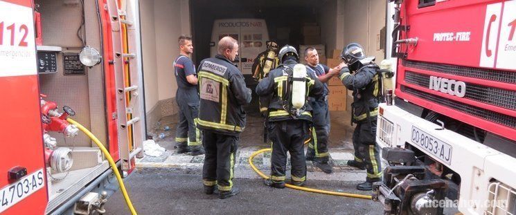 Un incendio destruye la empresa Confitería Nati, en calle Cabrillana