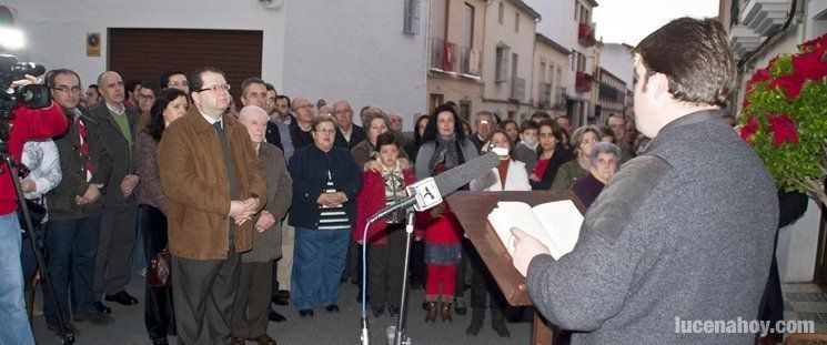 Un azulejo recuerda el paso de la Virgen por calle Pajarillas