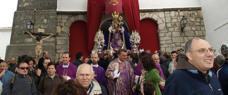 La juventud rodea a la Virgen de Araceli en la Sierra (fotos)
