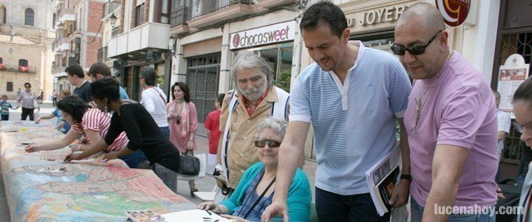Pequeños y mayores homenajean al Quijote con un mural en la Plaza Nueva