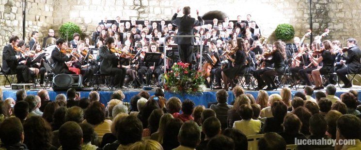 El "concierto participativo" de la Coral y orquesta del Conservatorio llena el Castillo (fotos)