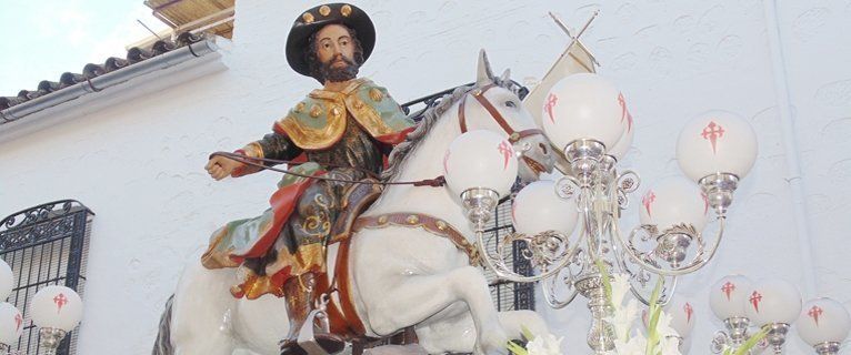 Santiago Apóstol recorre su barrio desde la Iglesia de San Felipe Neri (fotos)