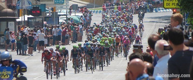 Un animoso público recibe en Lucena a la Vuelta Ciclista a España 2013 (fotos y vídeo)