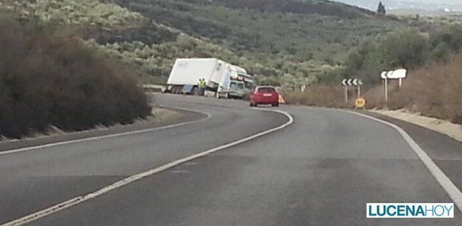 Un camión tipo 'trailer' se sale de la calzada en la carretera de Lucena a Cabra (fotos)