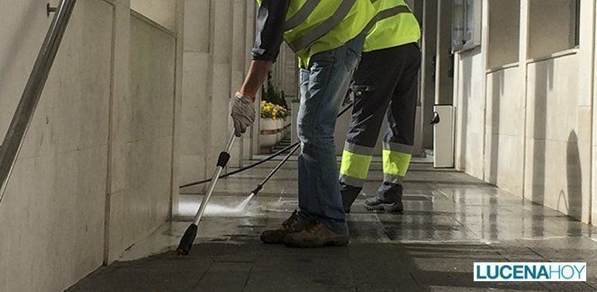 Obras pone en marcha un dispositivo de limpieza de la cera de Semana Santa