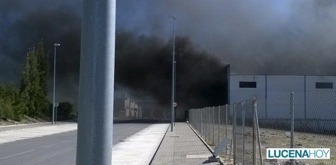 Bomberos de Lucena y Montilla controlan el incendio de 2 naves en Príncipe Felipe (fotos)