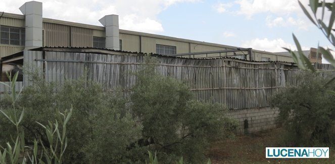 Un incendio calcina una nave auxiliar de la empresa Franco Furniture, en la N331