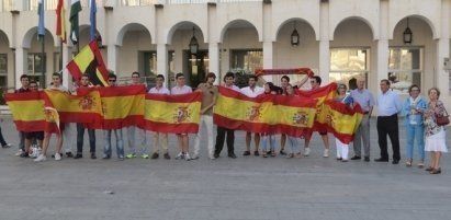 Una veintena de personas se concentran en la Plaza Nueva en favor de la Monarquía