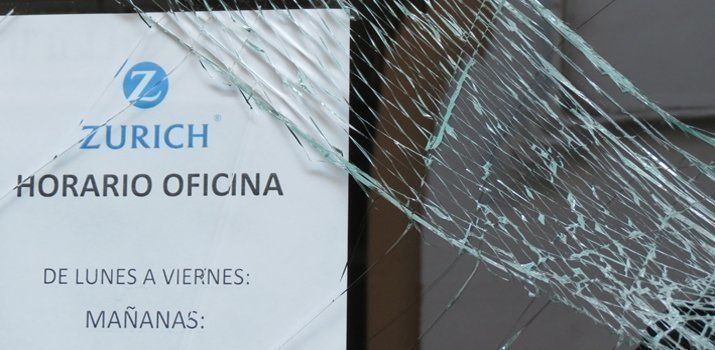 Robo en Seguros Zurich. Uno de los autores logra eludir a la policía huyendo en bici