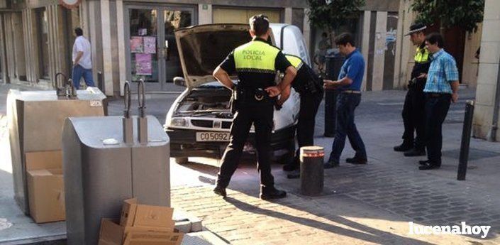 Un coche choca contra un hito retráctil y sufre un incendio en la calle Canalejas