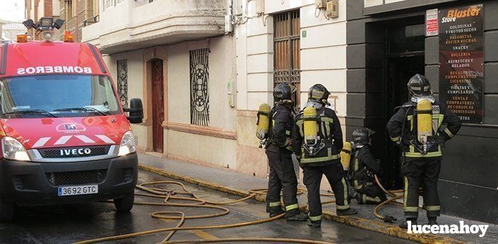 Un incendio calcina la tienda Bluster Store, en la calle El Agua (fotos y vídeo)