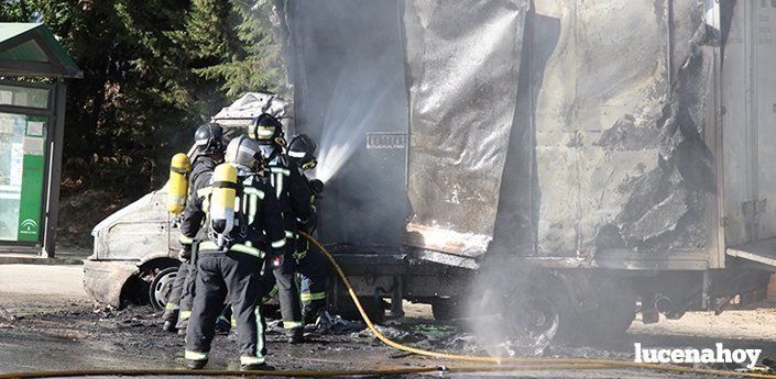 Un incendio calcina un camión del grupo La Manzana en el Cristo Marroquí (fotos)