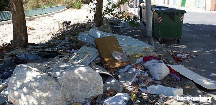 Quejas por la acumulación de basuras y enseres en el polígono de La Viñuela (fotos)