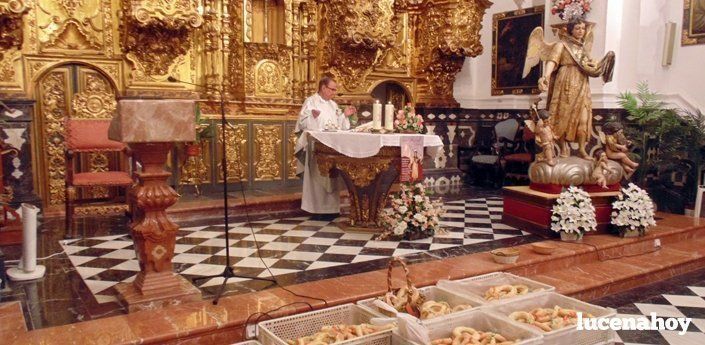 Una eucaristía y el reparto de 1.200 rosquillas conmemoran la onomástica de San Rafael (fotos)