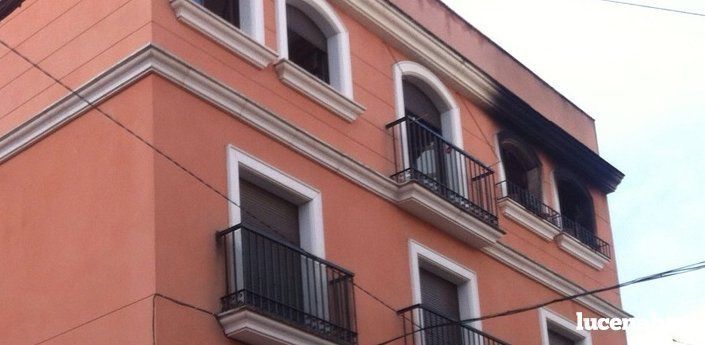 Tres heridos en el incendio de un piso en calle El Peso, uno de ellos un anciano con problemas de movilidad