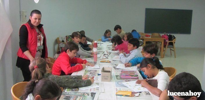 Las ludotecas albergan un taller de adornos navideños reciclados