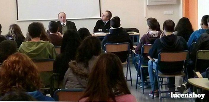 El abogado José Ramón Flores disecciona la Constitución Española en el IES Sierra de Aras