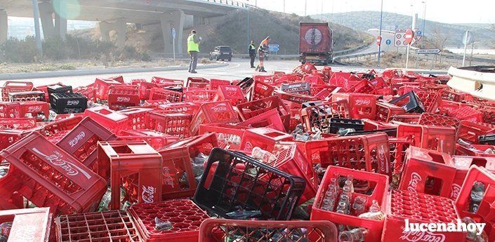 Un camión de Coca Cola arroja sobre la calzada miles de botellas en la rotonda de Los Polvillares (fotos)