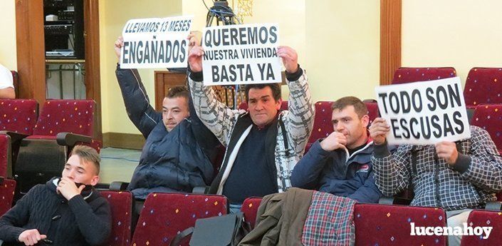 Adjudicatarios de los pisos de AVRA en el Zarpazo llevan al pleno su protesta por el retraso en la entrega de llaves